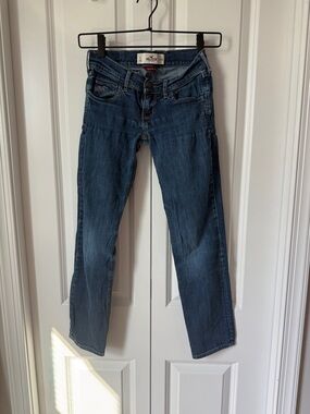 Hollister Women's Straight Leg Jeans in Medium Indigo Wash